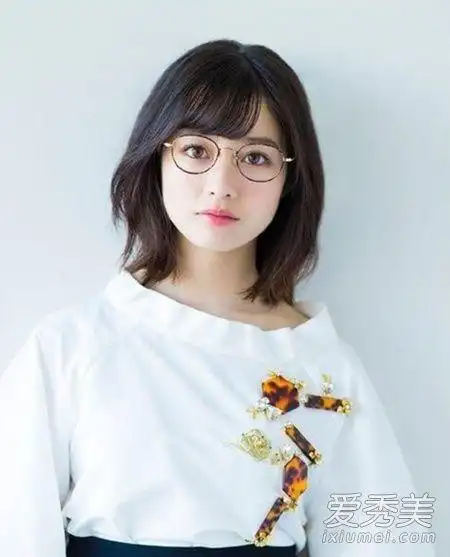 方脸戴眼镜适合什么发型 女生戴眼镜最适合的发型图片