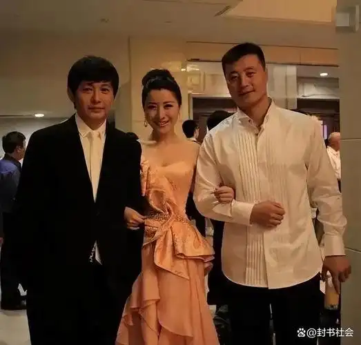 央视公认赵忠祥的接班人,亲手捧红董卿,为何在高光时刻辞职?