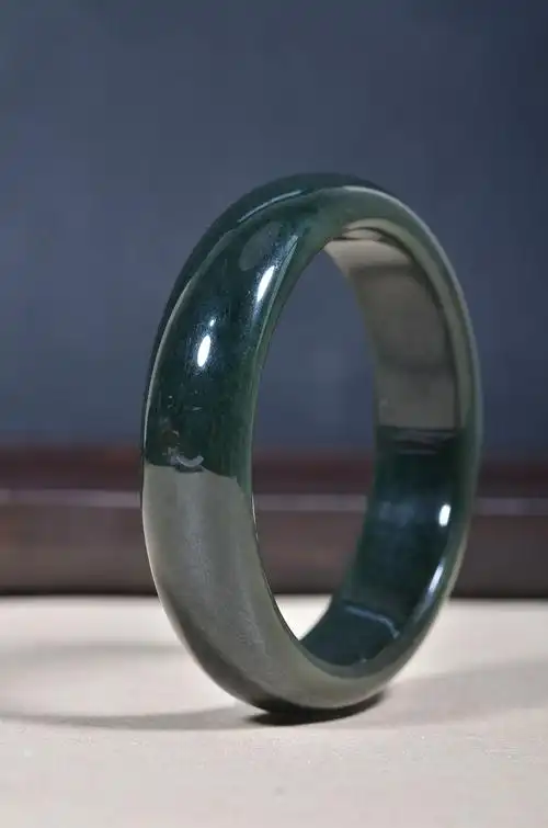 新疆和田玉青玉手镯 玉质温润 时尚脱俗 天然料质 女士款