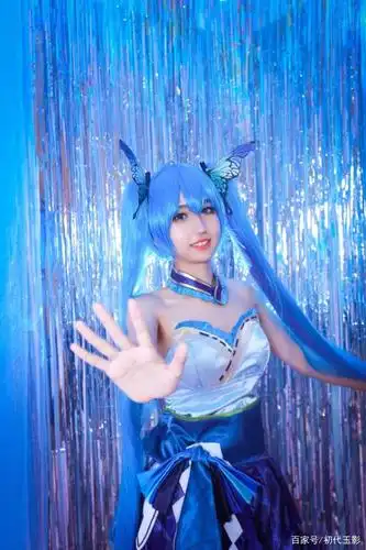 cosplay初音未来:一个随心所欲双马尾蓝色头发的萌妹
