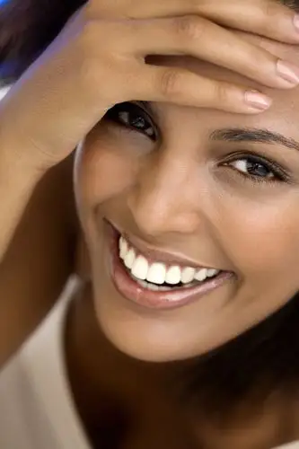 手摸着头开心自信的女孩图片图片素材下载(图片id:27370)_-女性女人