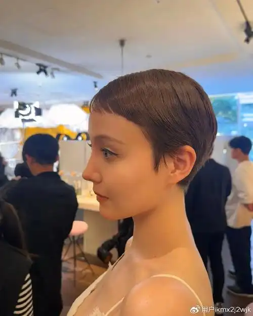 超短露耳短发,不仅仅是一种发型,更是一种生活态度的表达,一种对自我