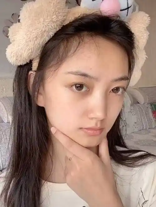 青岛大学"举牌小姐姐"走红,一夜涨粉50万,晒素颜照获网友称赞_席如意