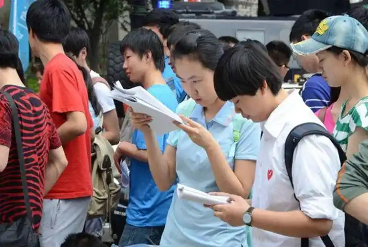 高考当天穿什么吉利?班主任:对勾卖爆了,对孩子来说未必是好事