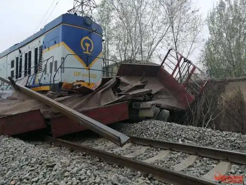 钢城区一辆大型货车与火车相撞,货车车身严重变形