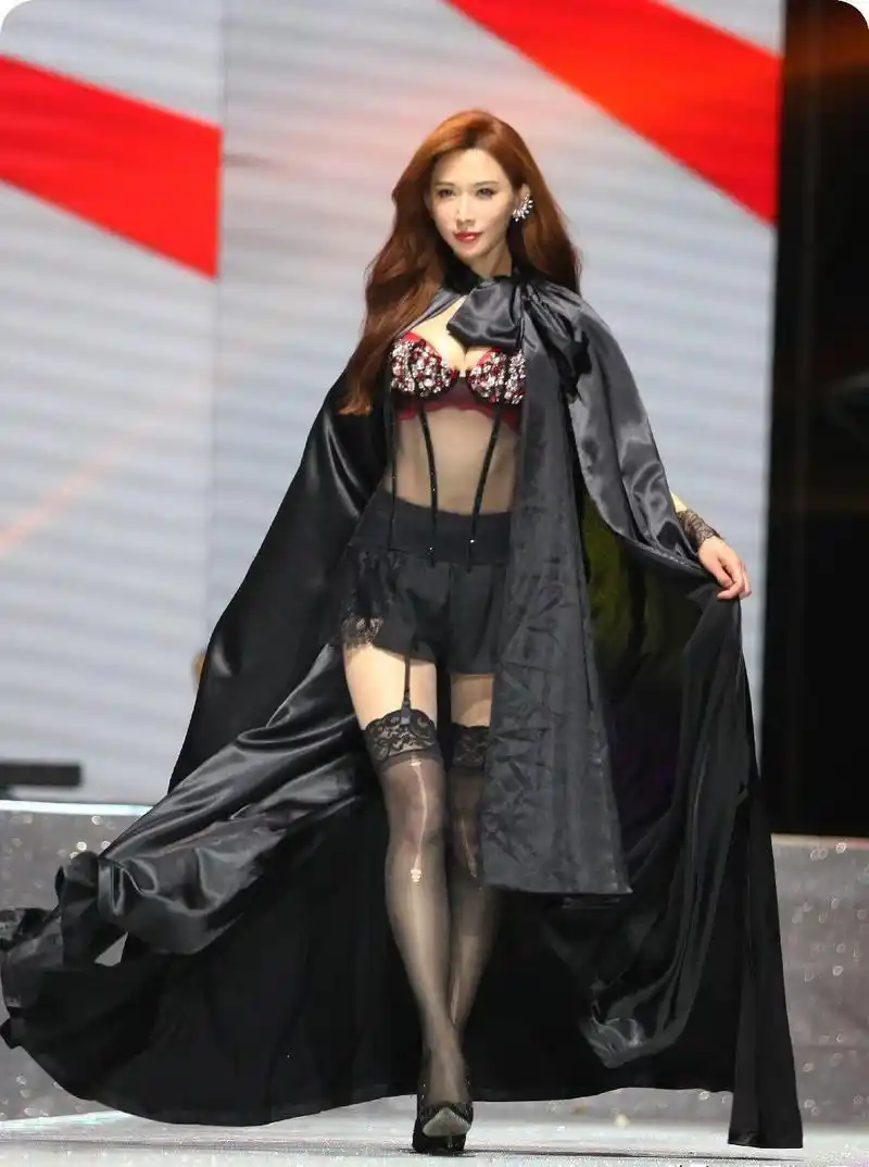 林志玲:吊带黑丝-都市丽人t台秀美照