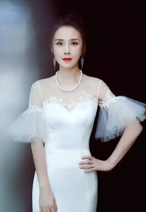 42岁何琳保养得真好穿香槟色连衣裙高级又优雅状态好到爆