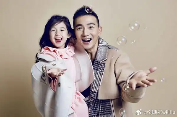 ▼刘畊宏晒全家福小短片.(图/翻摄自刘畊宏微博,脸书)