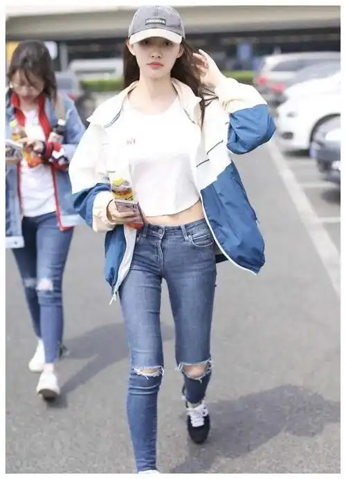 左小青户外运动太会穿粉色外套配短裤少女感无敌哪像43岁