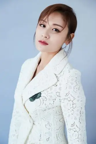 叶一茜白色西装干练有型写真图片