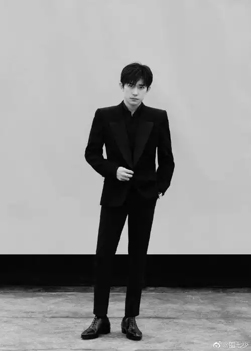 易烊千玺又穿黑西装##易烊千玺