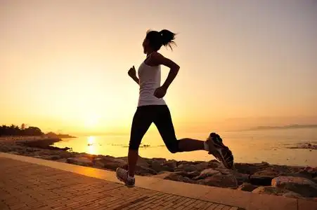 女人健身剪影日出慢跑锻炼健康概念照片