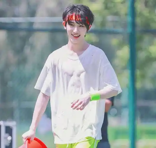 丁程鑫为什么18岁就有那么完美的腹肌?