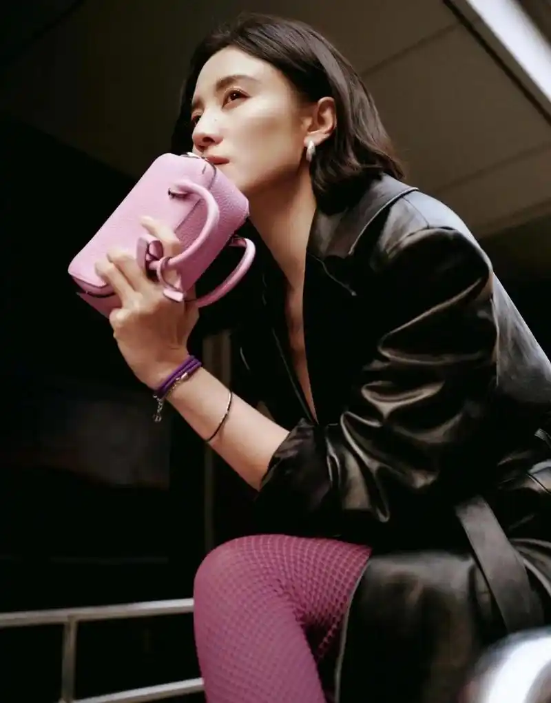 宋佳就是行走的衣架,衣品超级好!皮衣与气质非常搭