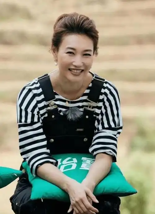 央视主持李梓萌摘下假发套穿背带裤青春减龄又时髦美到不敢认