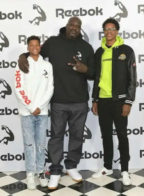 虽然拉杰夫-奥尼尔拥有2米16的身高,但是跟老爹比起来,拉杰夫-奥尼尔