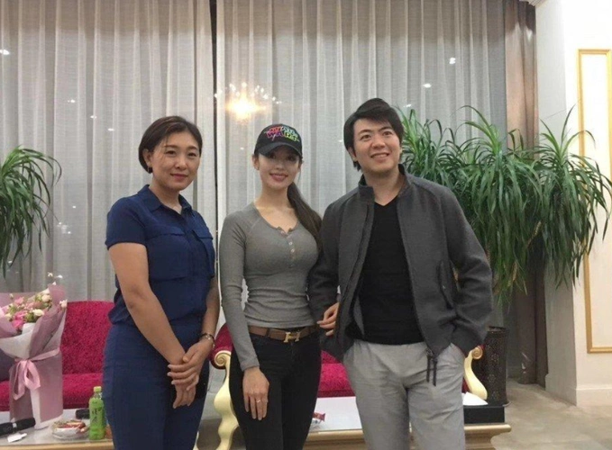 吉娜产后一个月就开工蚂蚁腰显雏形普通妈妈却有苦难言