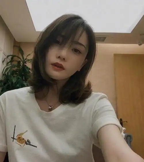 高晓松博主前妻晒照,穿t恤配短靴a到爆,离婚前后造型判若两人