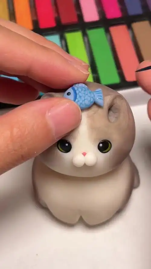 可爱的粘土小猫吃小鱼干