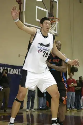 图文:孙明明征战aba联赛 孙明明内线要位