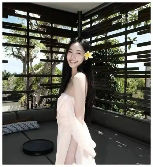 小s二女儿16岁,颜值身材抢眼,重金培养油腻感,美貌毁于此.