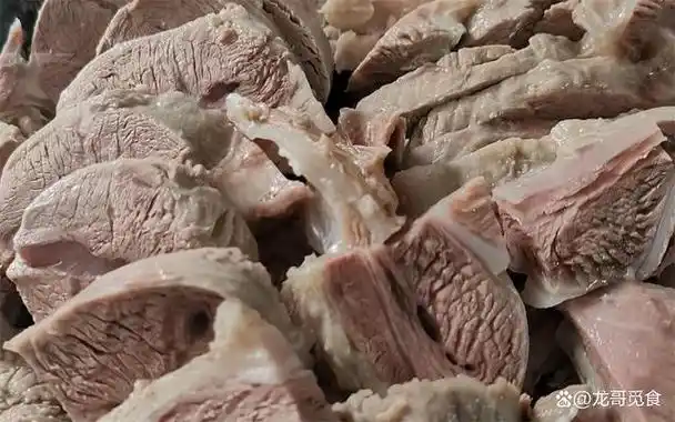 白水煮羊肉是一种简单而美味的烹饪方法,可以保留羊肉的原汁原味.