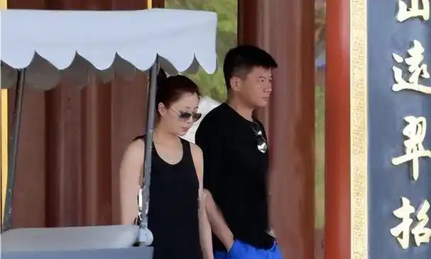 "万人迷"殷桃的坎坷情史:爱过5个男人,曾深陷舆论惹争议