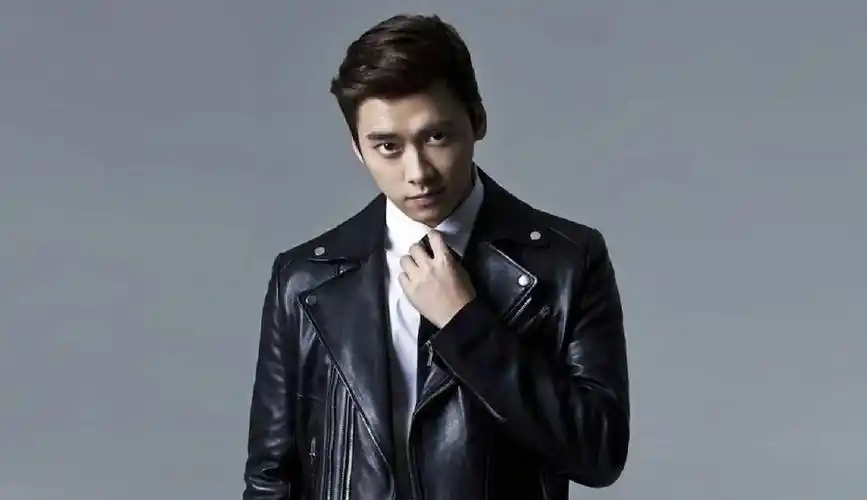 央媒评李易峰多次嫖娼被抓:警方通报让李易峰的辟谣显得无比可笑