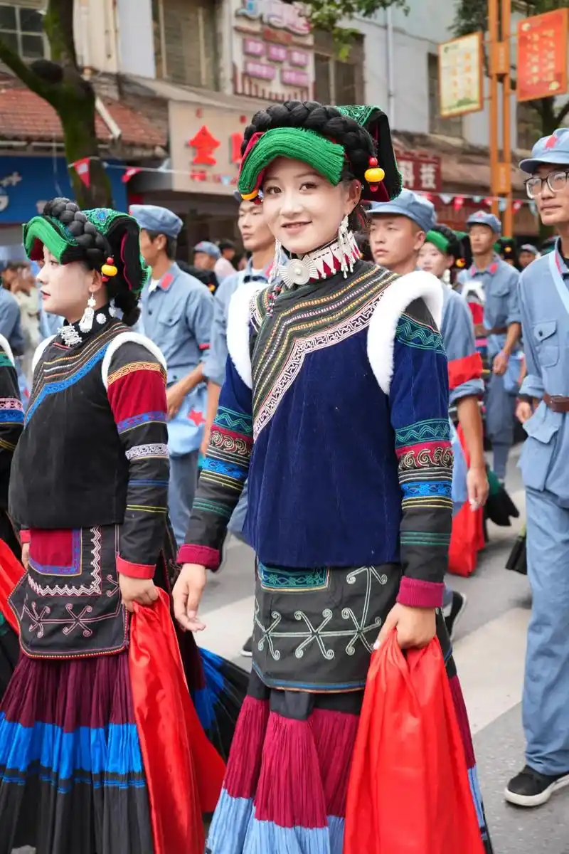 凉山火把节!彝族姑娘 传统服饰也太美了叭