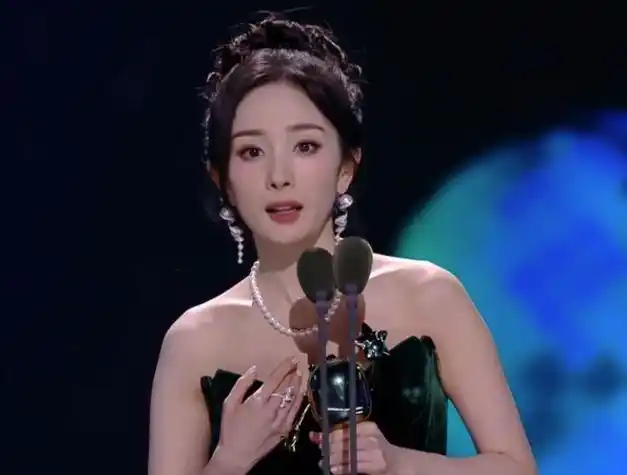 当37岁杨幂和44岁秦岚同框我才彻底明白什么叫顶级骨相