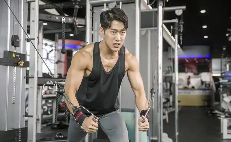 从歌手到演员,因饰演步惊云而走红,46岁的何润东大秀肌肉身材_健身