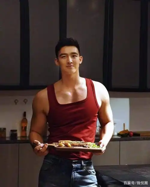 帅气型男毛若懿,轻松驾驭圆寸,精壮的肌肉更是撩人