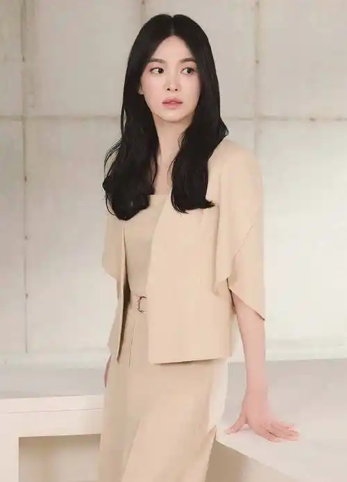 原创宋慧乔三款穿搭展现出自然之美自信之美浪漫之美