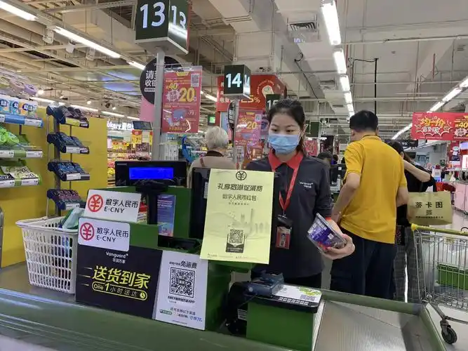 图为深圳罗湖区一家华润万家超市收银台显示可接受数字人民币付款.