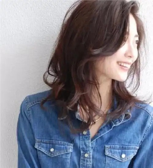 适合40岁女人的中长发40女人洋气的发型大全