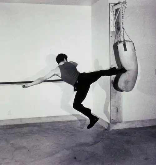 你未曾见过:李小龙训练时的老照片