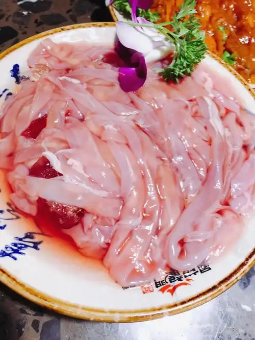 虽然摆盘很好看 其实我觉得方便更好 这个需要一个一个刮到锅里 还不