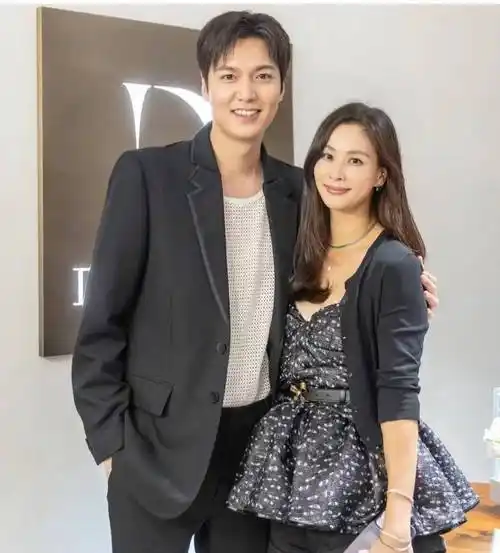 李敏镐(35岁)这个后辈跟高素荣(50岁)关系不错,即使张东健在场,李敏镐