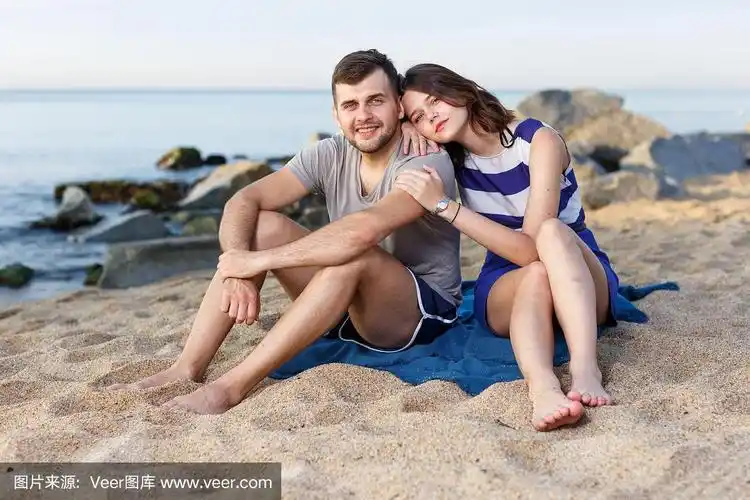 年轻的情侣坐在一起拥抱