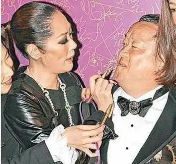 在2005年的时候,关淑怡承认自己是单亲妈妈,因为和曾志伟的关系很亲密