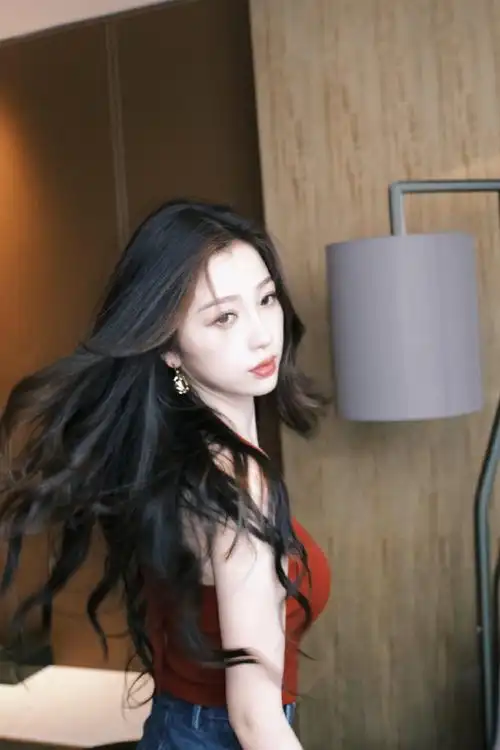 虞书欣红色吊带##虞书欣吊带牛仔裙造型