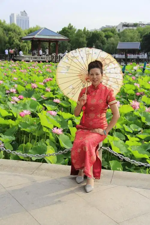 东湖荷花香,旗袍佳丽靓 - 美篇