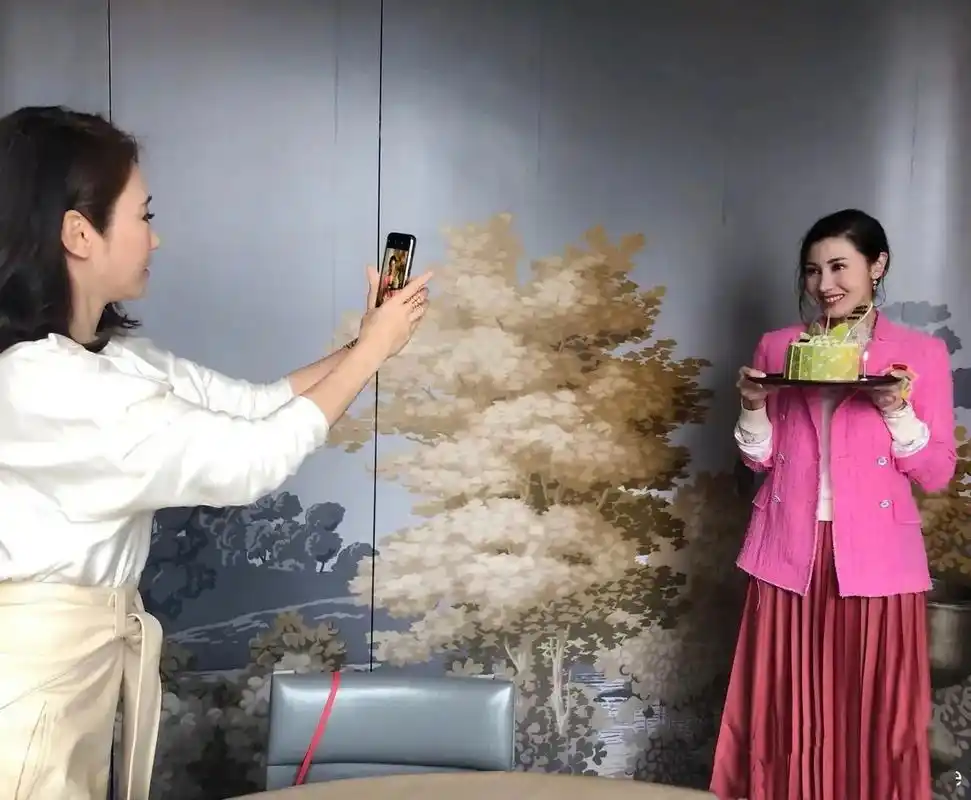 俩大女神李嘉欣和黎姿一起庆祝生日,李嘉欣的桃红休闲西服搭配西瓜红