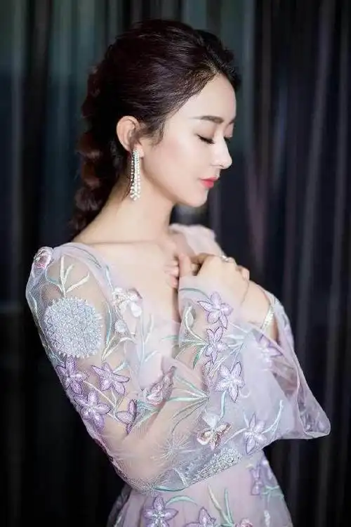 她们都是侧颜女神,精致如画!热巴真的好美!