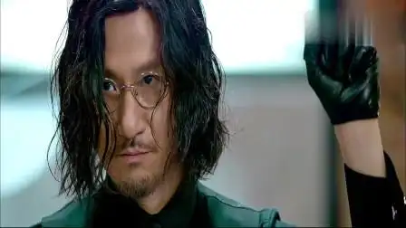 澳门风云3:小马哥与易天行打乒乓球, 对手一抽, 连眼镜都飞了