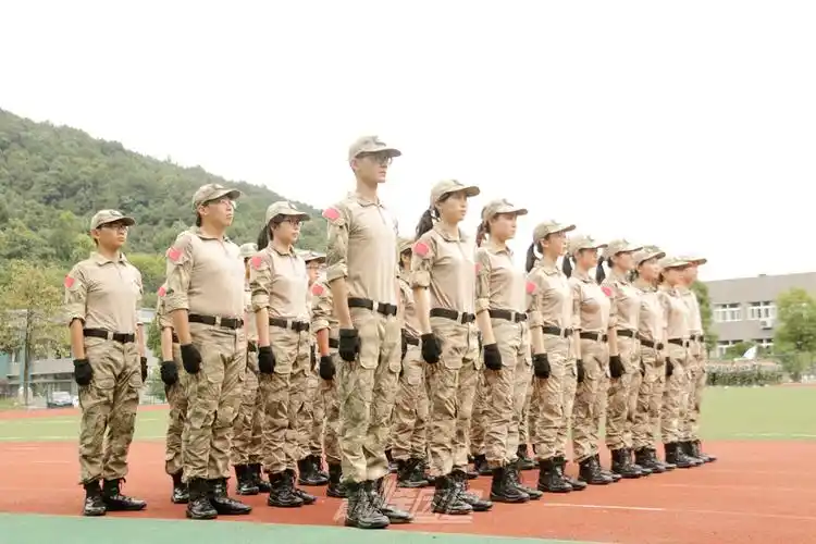 企业军事化训练科目:立正(站军姿)