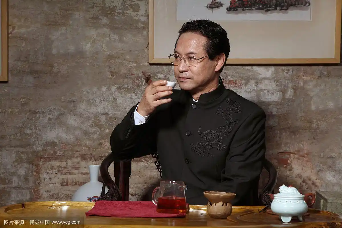 品茶的中年男人