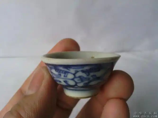 清中期缠枝莲纹青花酒盅