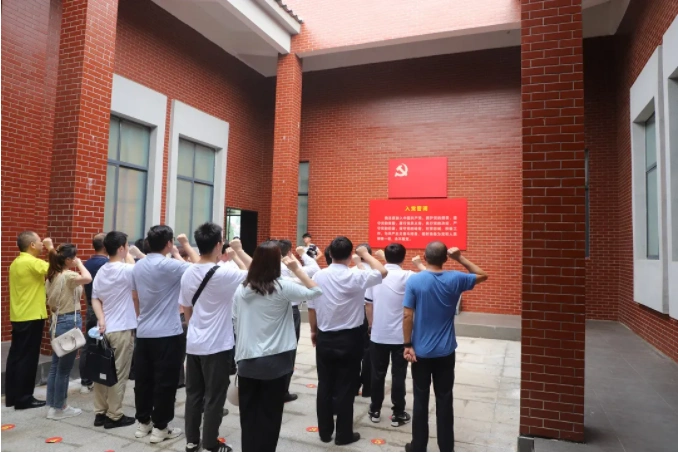 馆,在饱经沧桑的珍贵史料,定格历史的宝贵照片,还原往昔的战斗场景前