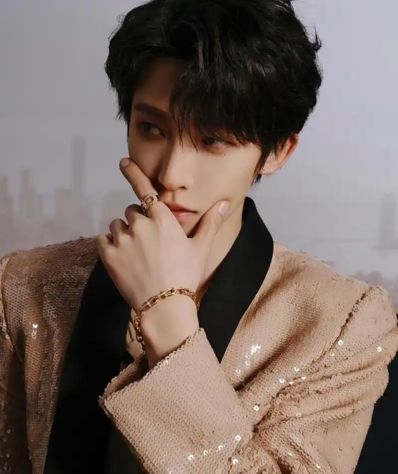 刘宇官宣商务活动,工作室晒拍摄物料精致十足,他是男艺人里面少有的